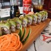 AVOCADO ROLL: Unagi, surimi y aguacate por fuera, bañado con salsa de anguila