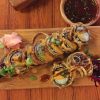 TSUNAMI ROLL: Atún picante y aguacate enrollado con papa rallada frita y salsa dulce