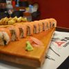 ALASKA ROLL: Pepino, spicy tuna, salmón por fuera