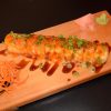 FLAMEADO ROLL: Por dentro: Pepino, aguacate y surimi. Por fuera: Salmón, dip de mayonesa picante y salsa dulce especial ATA