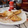 PLÁTANO AL TEMPURA: Rebanadas de plátano tabasco al tempura con helado de vainilla bañado con salsa de plátano y canela