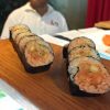 SALMÓN ROLL: Salmón, aguacate, pepino y nori por fuera