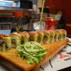 MUÑECO ROLL: Atún, picante y pepino. Por fuera: Atún sellado, aguacate y nanami togarashi