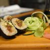 SPICY TUNA ROLL: Atún picante, pepino, ajonjolí y nori por fuera