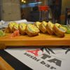 ZIHUA ROLL: Salmón, queso crema y mango, al tempura con coco rallado y salsa de mango